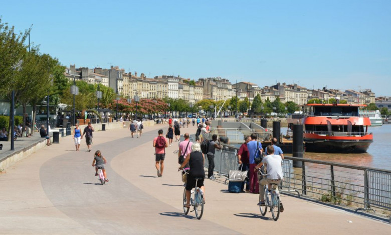Cycling on Bordeaux riverfront
