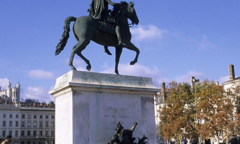 En arriŁre plan la basilique Notre-Dame de Fourvière, place Bellecour, statue de Louis XIV.