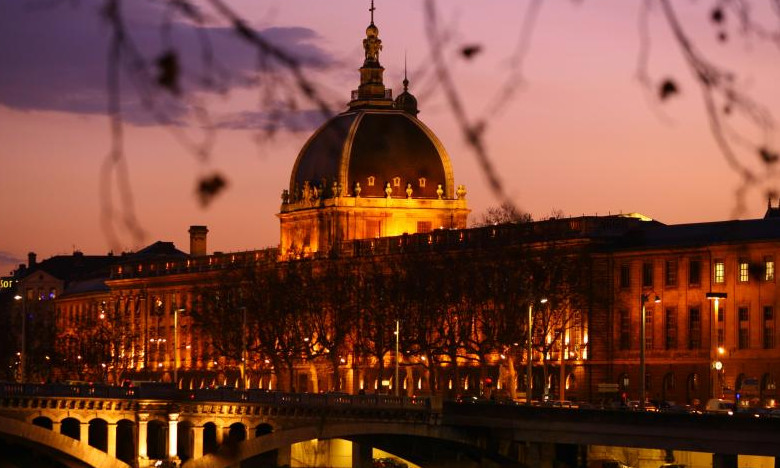 De nuit, le pont Wilson et l’Hôtel Dieu, l’un des plus anciens bâtiments lyonnais.