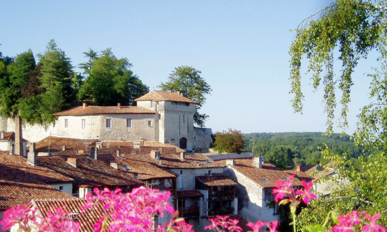 Aubeterre-sur-Dronne Village